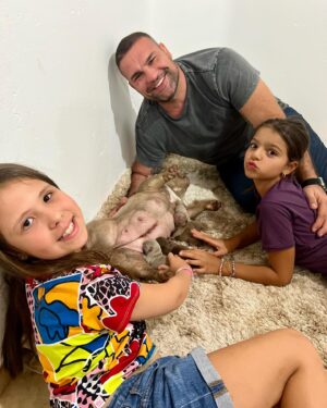 Maurício Rua Instagram - Como fico feliz em ver minhas filhas próximo da natureza e dos animais.
Todos ajudando a Lili e seus filhotinhos 🐶🐶🐶🐶

Obrigado @clinicaveterinariasosanimal por todo suporte e carinho com minha Lili.