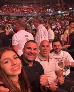 Maurício Rua Instagram - Assistindo UFC com minha  filha e meu ídolo.
@dudaa150110 @wand@ @thorsiilva @ufc @ufc_brasil