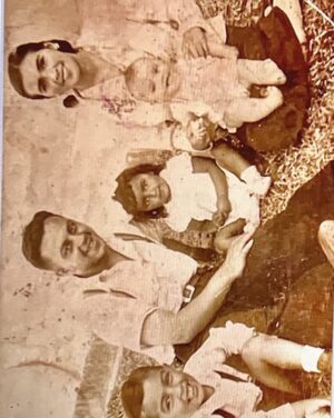 Mauricio de Sousa Instagram - Início dos anos 40. Aparecida do Norte. Descanso durante romaria. Família do meu pai, Antônio Mauricio de Sousa. Eu na beirada à esquerda. Minha irmã Mariza (falecida) entre os adultos, pai e mãe.falecidos. No colo irmã caçula Yara Maura, vive em Nova iorque. Lembro em detalhes dessa romaria enfrentada em caminhão.desde Mogi das Cruzes. Motorista Adelino de Toledo, padrasto do meu pai, falecido. Ganhei um aviãozinho de lata dado pela minha vó Dita.