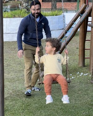 Mauricio de Sousa Instagram - Tio Mauro @maurosousa empurra sobrinho Martin na pracinha de Campos do Jordão.