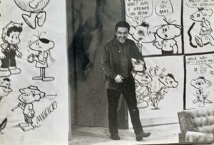 Mauricio de Sousa Instagram - Adentro no palco do programa de Hebe Camargo na TV Paulista, anos 60 para uma entrevista memorável onde teria companhia com minha filhinha Mônica com seus 5 anos e um coelho amarelo nos braços. Coelho enveludado, amarelo, recheado com palha que comprei numa feira de Mogi das Cruzes onde morávamos.. cenários desenhados por mim com os traços primitivos que eu usava naquela época. Hebe toda sorrisos principalmente para a Moniquinha.
Depois dos agradecimentos e elogias Hebe me sai com uma pergunta misturada com uma resposta: direta para a Mõnica: “Qual seu cantor predileto?… naturalmente o Roberto Carlos, não é?. No que Mônica responde de pronto; não! Eu gosto mais do Ronnie Von. Segue-se um momento se silêncio seguido de gargalhadas no palco e no auditório. Hebe, ainda surpresa foi a que mais riu.
