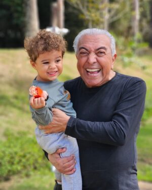 Mauricio de Sousa Instagram - Quer ver um vovô feliz com o netinho Martin no colo? Está na foto tomada em um momento na minha chácara junto com a família. Momentos mágicos.