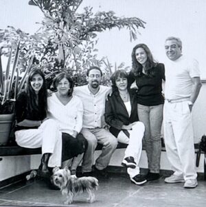Mauricio de Sousa Instagram - 1999 - terraço da casa da Mônica. Da esquerda para a direita: filha Magali, primeira esposa: Marilene, filho Mauricio Spada, filha Mariângela, filha Mônica e eu, Mauricio de Sousa.