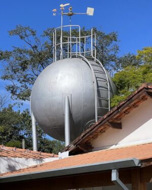 Mauricio de Sousa Instagram - Sabe aquele meu personagem Astronauta que percorre o espaço sideral numa nave redondilnha? Pois é. O Astronauta diz que foi presente dos seus colegas que habitam nosso sol. Não acreditei muito mas desconfio de mim mesmo quando olho para a caixa (?) d”‘água que tem lá na minha Chácara. Isso porque conheço a história da bola. Consta que ela veio é da fábrica da Volkswagen de Taubaté. Vale do Paraíba onde também guardava água. Meu Astronauta que me desculpe mas sou mais a história da Volkswagen.