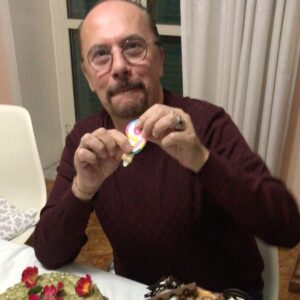 Maurizio Casagrande Instagram - Grazie a tutti per gli auguri. Vi voglio bene davvero. Vi abbraccio con lo “spezzamento” della candelina... e facciamo in fretta a passare questo 2020 che non se ne può più.
