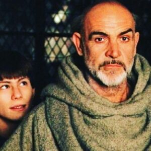 Maurizio Casagrande Instagram - Era il 1987... inverno, a Catania. Io, mio padre e mia sorella eravamo li perchè impegnati in uno spettacolo. Un lunedì di riposo (quando esisteva ancora il teatro si riposava solo il lunedì, poi spettacoli tutti i giorni), troppo lontani da casa per rientrare, pioveva. 
- Che noia, che facciamo? 
- Andiamo al cinema?!
- Vediamo cosa c'è...
E finimmo in una sala, in un paesino sperduto che non ricordo più, a vedere un film che ci eravamo persi: "Il nome della rosa"
E fu li che lo rividi. Ne avevo perso le notizie, molto probabilmente per mia ignoranza. Lo ricordavo giovane come James Bond, ma li era tutta un'altra cosa.
E così, in quella notte di tempesta, nel buio caldo e rassicurante di quella saletta di provincia mi innamorai di lui... per sempre...
il suo nome era Connery... Sean Connery