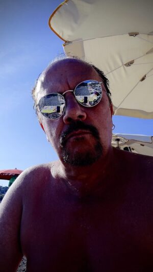 Maurizio Casagrande Instagram - Anche io ho voluto fare il selfie da “figo” sulla spiaggia… e come sempre qualcosa è andato storto 🤪