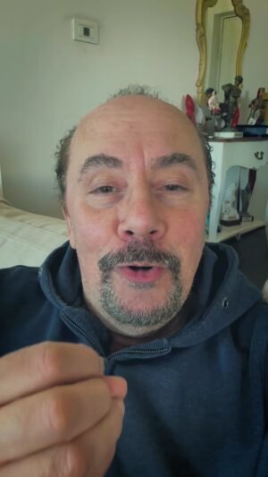Maurizio Casagrande Instagram - Il vostro film preferito? Ecco il risultato del sondaggio! Grazie a tutti per le risposte 

#igersitalia #instagram #instagood #artist #followme #seguimi #comedy #igerscampania
