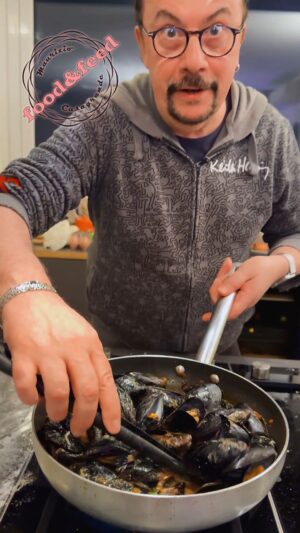 Maurizio Casagrande Instagram - Ieri... un matrimonio di cozze 🍲🍲🍲
#MaurizioCasagrande #casagrande #foodefeed #foodporn #italianfood #chefcasagrande #cibo #cozze #italia #italy