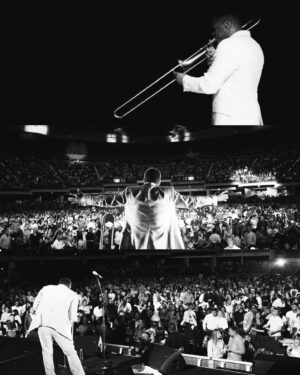 Mauro Castillo Instagram - Mi combo de Bogotá 🔥 mas de 10.000 almas al ritmo de la salsa. Coronamos el @movistararenaco #decilequeabraquesoyyo 

Mi combo🔥 more than 10.000 souls feeling the salsa flavor. We made it the Movistar arena Colombia  my trombone is @coolisbac 

Thanks a lot @elsolbogota ☀️

📸 @marlonxmagno @la_jerez