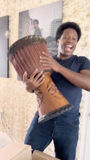 Mauro Castillo Instagram - Directamente desde Guinea Africa hasta mis manos! Thanks @wuladrumdjembe let’s drum it! from Guinea to my hands!