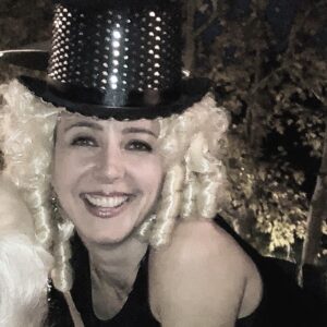 Maury Morgan Instagram - This was me at the end of a very good, very challenging year. 🥂 🗣Said goodbye to disrespect, bad habits and making myself small👋 Said yes 👍 to hard work, elevated community and the prospect of true love.  And... went to a wig party. ❤️
For the new year, I wish you the choice in each moment to be brilliantly, unreservedly happy and to go after your “jam” or at least figure out what it is. 🔐
The climb ain’t easy but it’s so worth it. I’m over here every day on my own mountain: reaching, stretching, gaining ground and (always!) believing in you and cheering you on!! 👏👊🏻🙌🏻💫