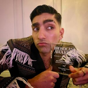 Mawaan Rizwan Instagram - Thanks Broadcast awards 🧃🏆💙 
👔 Wearing @labrumlondon 
👑 Jewellery by @thewearer @_ruddock_