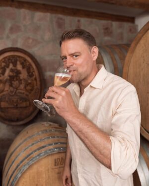 Max Giermann Instagram - Happy new GIER! Auf unserer neuestes Produkt bin ich besonders stolz: Ein Crémant! Über 18 Monate traditionell in der Flasche vergoren und superlecker!
Jetzt bei www.gier-wein.de