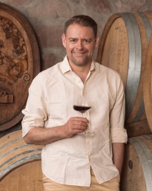Max Giermann Instagram - Nach unserem GIER Gutedel ist seit heute nun auch ein Rotwein in unserem Shop erhältlich, genauer gesagt die Königin unter den roten Rebsorten: ein Spätburgunder. 
Passt auch ganz zufällig perfekt zu Weihnachten. 😇
Wir sind happy und auch ein bisschen stolz.

Für mehr Infos besucht gier-wein.de (ab 18) oder folgt @gier_auf_wein 
Wir würden uns sehr freuen!