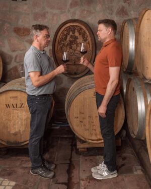Max Giermann Instagram - Nach unserem GIER Gutedel ist seit heute nun auch ein Rotwein in unserem Shop erhältlich, genauer gesagt die Königin unter den roten Rebsorten: ein Spätburgunder. 
Passt auch ganz zufällig perfekt zu Weihnachten. 😇
Wir sind happy und auch ein bisschen stolz.

Für mehr Infos besucht gier-wein.de (ab 18) oder folgt @gier_auf_wein 
Wir würden uns sehr freuen!