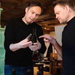 Max Giermann Instagram - Mein neuestes Projekt ist am Start! Und es ist eins mit viel Herzblut. 
Zusammen mit meinem Freund Thomas Walz habe ich einen Gutedel gemacht. Gutedel ist eine uralte weiße Rebsorte, die hierzulande fast ausschließlich in Südbaden angebaut wird. Sozusagen eine Spezialität meiner Heimat. 
Ich würde mich freuen, wenn Ihr auf unserer Seite @gier_auf_wein 
oder unter gier-wein.de vorbeischaut (ab 18) und bin gespannt auf Euer Feedback! Cheers!

@gier_auf_wein @weingut_walz 
#wein #weisswein #heimatliebe #gutedel #markgräflerland #baden #badischerwein