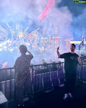 Max Matsuura Instagram - EDC 終わりました！
今晩はラスベガスのホテル、Ariaに出来た新しいクラブJEWELで Steve青木のプレイです！

#maxmatsuura
#edc 
#blastoyz 
#lasvegas