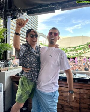 Max Matsuura Instagram - アフロジャックにかかえられてしまいました！

#aflojack
#maxmatsuura
#edc2023
#edc
