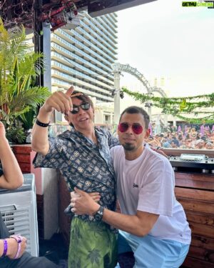 Max Matsuura Instagram - アフロジャックにかかえられてしまいました！

#aflojack
#maxmatsuura
#edc2023
#edc