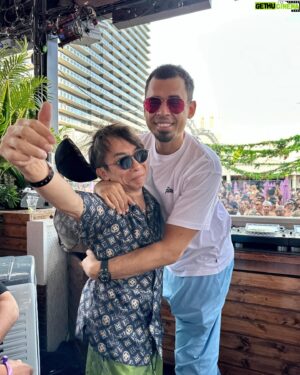 Max Matsuura Instagram - アフロジャックにかかえられてしまいました！

#aflojack
#maxmatsuura
#edc2023
#edc