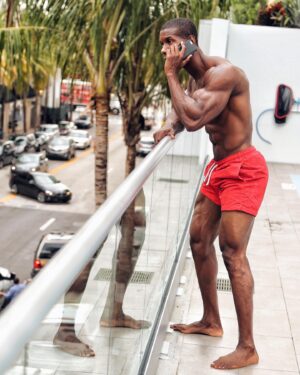 Max Philisaire Instagram - WHAT DO YOU MEAN THEY RAN OUT OF RICE! 😡 

When you’re on a strict muscle building diet and can’t afford to skip a meal 🤣

What do you struggle with most? Fat loss or muscle building? 👇🏾(Comment)