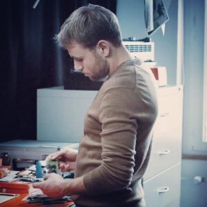 Max Riemelt Instagram - Eigentlich hätte @kopfplatzen_der_film jetzt am Donnerstag im Kino starten sollen. Wie Ihr wisst, wird daraus leider erst einmal nichts. Edition Salzgeber, der Verleih, hat die Premiere aber kurzerhand ins Netz verlegt. Ab dem 2. April könnt Ihr Euch "Kopfplatzen" online angucken. Den Link findet Ihr in der Bio. –– Actually, Head Burst should have started on Thursday in the German cinemas. Because the cinemas in Germany are closed, plans have changed. But Salzgeber, the distributor, has moved the premiere to the web. From 2 April, you can watch Head Burst online. You‘ll find the link in the bio.

#stayhome #staysafe
