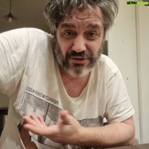Maxi Ghione Instagram - Duermo apurado.
Almuerzo apurado para llegar al postre.
Duermo apurado y sueño que duermo.
Nací apurado por respeto al espermatozoide que se rompió un menisco para ganar la carrera hacia el honrado óvulo de mi madre.
Ejecuto apurado.
Enseño apurado y aprendo lento.
Me domina la prisa.
Escribo apurado y sin detenerme mientras sangra mi lápiz.
Por eso, 
a mi muerte la voy a matar yo, 
de apurado que soy y en honor a aquel espermatozoide. 
Y la muerte lo sabe,
me conoce, 
nos conocemos, por eso se me escapa cada vez que la cruzo. 
Sabe que soy apurado y que me le voy a llegar primero,
sin darle tiempo de reacción.
Si, 
a la muerte la voy a matar yo.
Ella de cobarde y yo de cojudo.
Y no es de orgulloso
...es de apurado.

.
#LiteraturaDeBarro #MaxiGhione 
#6689714