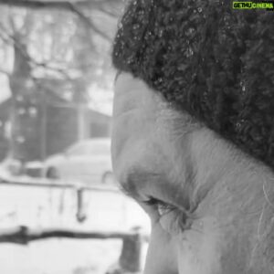 Maxi Ghione Instagram - La nieve nevó los días que eran días y eran noches. 
Los dos o tres grados abajo del cero que me ardían fuerte en adentro y rajaban las pieles y chorreaban los mocos. Por abajo del cero hay chocolates y whisky, hay fuego que ríe, y hay barro escondido.
Por allá, lejos del cero, están Dios y Diablo armando muñecos con narices de lenga.
Y el silencio 
...ese silencio que nace en la nieve nevando, ese silencio que se despierta en mis oídos ariscos
y los vuelve mansos.
La nieve nevó los días que eran días y eran noches.
Y no falla, 
------siempre, 
----------pero siempre siempre, 
hay que mirar hacia arriba,
-----------------y hay que mirar 
-----------------hacia adentro.
Lo demás no importa.

.

.
#LiteraturaDeBarro #MaxiGhione #6689714 #queleer #quenoleer