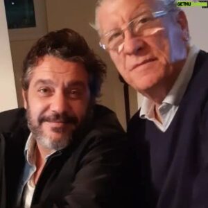 Maxi Ghione Instagram - El padrino en mi vida parte de un tipo de anteojos de culo de botella y unas motas que se mantienen planas, fijas, agominadas y estoicas. 
El tipo de padrino que le pasa a mi vida es un tipo que se hizo amigo de la muerte de mi padre y luego se olvidó de ser mi padrino y se acordó de mí y se acordó de él y nos hicimos amigos y volvió a ver la película otra vez.
En mi padrino casi que veo a mi padre y mi padrino en su ahijado casi que ve a su amigo;
es cierto, cuando nos empardamos no somos dos, se nos cuela el que se murió, 
el que insiste e insiste,
se cuela el que quiere más y el que vive apurado,
el de los asados,
el Don Juan, 
el mejor de los amigos y el mejor de los papás
 ...en mi padrino és el lugar donde nos encontramos los tres y no paramos nunca de reír como cuando cualquier cosa es cualquier todo o cualquier cosa es cualquier  nada,
y en mi padrino
...en mi padrino me veo un pichón que grita auxilio y me veo un hombre tomando cerveza,
eso es lo bueno
 ...ser todo en todo.