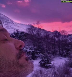 Maxi Ghione Instagram - Se me acomodan los órganos que me viven y me existen.
Si desordenados estaban en el armario de pino resquebrachado de la casa de Ramón cuando Ramón salía a girar por las plazas con su galera y su varita.
Desordenado todo lo que en mi se vivía. 
Desencastrado el cuerpo mío fuera del cuerpo mío, 
sin encontrar la puerta de entrada al mi centro escondido, al mi vivo y al mi muerto.

#LiteraturaDeBarro #MaxiGhione #6689714 #literatura #queNoLeer #queleer #nieve #patagoniaargentina
#Ushuaia 
Julio 24/2022