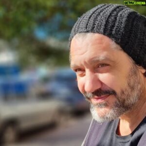 Maxi Ghione Instagram - En la quietud de la paz me estoy mañana.
No hablo de paz de guerra.
Tampoco hablo de María Paz, aquella mujer que me miró y se fue. 
No hablo del café La Paz.
Hablo del sosiego, de la tranquilidad y lo apacible, paz del peso muerto, paz de meta o de cima, paz perpetua que me arrulla mañana.
Paz de muerte inquieta y viva.
Paz de Pax.
Paz de cuerpo etéreo en paz de todo.
Paz que no piensa.
Paz que no siente.
Paz que sólo contempla. 
Paz en mi, y la fuerza en vos.
Eso, en mi la paz.
Mañana...
.

.
#LiteraturaDeBarro #6689714 #MaxiGhione