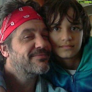 Maxi Ghione Instagram - Ese dragón que se perdió en lo profundo de tu cajón. Ese T-Rex que se comió a tu ratón, y esos besos que se fueron un ratito.
Ese pimpollo que se abrió y que voló. 
No te preocupes, hijo, el camino es largo, y con tu virtuoso corazón y la voluntad intacta, te caminas sobre los rieles pasito a pasito, mientras tanto yo te espero en cada anden de cada estación de tu búsqueda hacia la claridad.
Y es cierto, si el día es claro se ve hasta siempre. 
Te respeto y te espero
...cuando quieras mi amor.