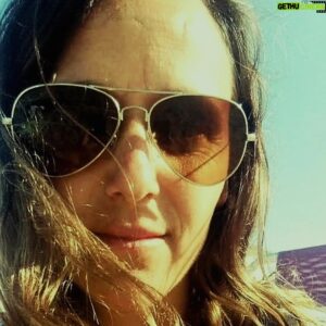 Maxi Ghione Instagram - Conocí hace 45 años a Josefina.
Ella era una mujer de las que se ven poco, era hombre también, 
era todo lo que imaginé y lo que no imaginé. 
En las noches de Noche Buena, armaba cajas de cartón llenas de turrones y comida y alegría.
Empaquetaba cajas ajadas con moños de colores.
Eran cajas llenas de amor,
se sentaba en su umbral a esperar a que pasen los que sufren más que uno.
En otra vuelta la vi arreglando una heladera en la casa de una familia indocumentada. 
A partir de Josefina, esa familia pasó a tener identidad en el patrón y fueron censados como corresponde. 
También les arregló una cocina.
Las cajas con papel verde brillante llena de lo indispensable e impensable.
El amor desmedido y la única razón de dejar el legado a sus hijos.
Josefina era empleada de baja categoría y no se daba el lujo de llenar el techo de manteca .
Josefina, así como suena, con esa música que lleva su nombre, amorosa con el prójimo y pendiente de ellos sin perder de vista a sus hijitos.
Josefina trascendió...
Josefina fue el prefecto ejemplo de como deberíamos ser todos.
Josefina no sabía de política ni romanticismo. 
Josefina sentía el sentido algésico de los semejantes.
Josefina dio lo que apenitas le sobraba.
Ella predicó con el ejemplo, pero eso no se sabe porque la gente como ella no necesita que el mundo lo sepa.
Josefina era así, se solía poner en los zapatos de los otros.
Josefina, diminuta mujer grande.
En una ocasión me dijo que no hacía falta decirlo "eso dejáselos a los políticos así pueden lograr sus cometidos, lo mío es mío y de la posteridad"
Allá, lejos, en décadas o siglos, 
el mundo sabrá quien fue Josefina Ghione.
¿Como? ...simple, sus hijos harán lo mismo y los hijos de sus hijos también.
¿Como?...simple, ustedes tomarán el ejemplo y a largo plazo, pasito a pasito, el universo estará infestado de Josefinas. Es mi deseo.
Y gente como Josefina os deseo en sus vidas.
Falté a mi palabra, 
ella no quería que se sepa pero yo creo que ojalá muchos tomen este ejemplo de SABER SER humano. Sin más, de a una persona a la vez viviremos en un universo mejor y con más dulzura.
Josefina...
orgulloso de ser su hermano.
Mencionen todas las Josefinas que conocen.No murió,ojo!