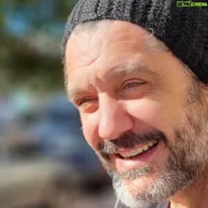Maxi Ghione Instagram - En la quietud de la paz me estoy mañana.
No hablo de paz de guerra.
Tampoco hablo de María Paz, aquella mujer que me miró y se fue. 
No hablo del café La Paz.
Hablo del sosiego, de la tranquilidad y lo apacible, paz del peso muerto, paz de meta o de cima, paz perpetua que me arrulla mañana.
Paz de muerte inquieta y viva.
Paz de Pax.
Paz de cuerpo etéreo en paz de todo.
Paz que no piensa.
Paz que no siente.
Paz que sólo contempla. 
Paz en mi, y la fuerza en vos.
Eso, en mi la paz.
Mañana...
.

.
#LiteraturaDeBarro #6689714 #MaxiGhione