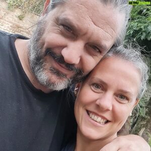 Maxi Ghione Instagram - Hoy marzo/1 de 2022, con mi hermana @guilleghione en #laplata , andaba necesitando un poco de familia. 
¿Vieron que linda es? 
Y además es buena persona.
Es maestra de jardín maternal.
No voy a decir su edad porque no es de caballero, pero que traumático fue aquel 4 de julio de 1975 cuando naciste; dejé de ser hijo único. 
#familia #hermanos #amor