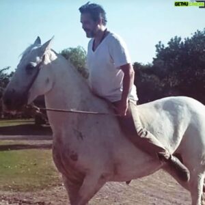Maxi Ghione Instagram - 👇👇👇👇👇👇👇👇👇👇👇👇Caballos tuve seis,
El Mimo, Javier Quinteros, Princesa, Chavela, Pampita, y el subversivo Cirilo. 
Pero caballo como Tornado, a mi tiempo no ha llegado su algún potrillo como él, con su malacara pintada en la frente, sus patas flotabando, sus crines de plástico y tres margaritas colgando en los estribos.
Tordillo su pelaje y una alzada de metro y cachito.
Un viejito con un mate amagaba para que le robe su bombilla y si no la cazaba, me regalaba igual dos caramelotes de cereza.
Le puse Tornado porque no se porque. 
Después crecí y tuve cuatro Ferraris que coleaban y viajaban desde el baño hasta la sala.
De Tornado no supe nada,
capaz que el pingo se mudó de calesita, 
capaz que el pingo se murió de calesita
...subiendo y bajando,
al Antón Pirulero o a la amada María Elena.
Las Ferraris las tengo, le faltan las ruedas.
Que linda vida de cowboy viví en mi amanecer.
Que lindo fue.
Voy a pagar la factura de mi teléfono, tengo miedo a que me
corten el servicio.
Que lindo fue.

.
#LiteraturaDeBarro #MaxiGhione