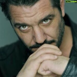 Maxi Ghione Instagram - Los besos en la boca son frutillas y cerezas. Son tan besados que son simples frutas frescas.
Esos besos que se encastran, los que salen sin querer. Los besos esos que te tragan, los que se sumergen en la otra boca, los que se ahogan, los que hacen ruidos, 
besos que parecen sopapas alocadas e irreverentes,
besos mal educados,
abusadoras lenguas tibias que se pelean bien adentro, abajo del paladar, en las comisuras y en donde no se llegan a ver, allá, lejos de los labios.
El beso une.
El beso resucita.
No somos nosotros los que besan,
sino los besos que besan sin preguntar. 
Los besos en la boca son contratos  que se firman con las lenguas mojadas y los ojos abiertos y présbicos.
Si, son contratos sin firmar.

#LiteraturaDeBarro #6689714 #MaxiGhione 

Buen jueves. 
...busquen bocas vacías, 
bocas que esperan a sus bocas. Estén atentos, 
están más cerca de lo que creemos. 
Besos...fluidos.
.
Lógico!...la foto no es actual, es de 2017, pero la publiqué en primer lugar porque me gusta, y en segundo lugar, porque es la foto preferida de una de mis personas favoritas @gabyf666

.
#besos