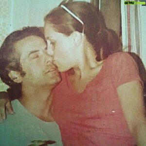Maxi Ghione Instagram - Ven ? Cuando me preguntan de dónde saco tanto amor de mi corazón para poder acostarlo en las páginas de mi libro #LiteraturaDeBarro ...bueno, de imágenes como esta. Así, con esa mamá y ese papá que no dejaron de besarse, de admirarse y de reírse de las mismas cosas.
Partieron temprano, se adelantaron en esta dulce y peligrosa carrera que parte cuando nacemos y culmina cuando morimos. 
Yo creo que no paran de reír ni de garchar en todos los estados gaseosos, en el sereno de la Punta Alta o en el rocío del Tapalqué. 
Eran tan lindos, tan !

Norita Di Carli y Gustavo Ghione, a mi mamá le gustaba decir que ella era "Di Carli de Ghione", pero no por "posesión" sino por la entrega absoluta de llegar a morir juntos. Y a mi papá le hubiese gustado llamarse "Ghione de Di Carli", pero no era aceptado por las leyes del año 1972. 
.
#papá #mamá #amor #familia 
.
Hoy papá tendría 73 años y mamá 68....pucha que lo tiró. 
.
Tengan un domingo en paz y abracen a sus viejos.
.
PD: y para la gente que comente "sos el calco a tu papá " : SI

"Sos el calco a tu mamá" : SI

#SanValentin ...lacrado...el vino de mi padre.