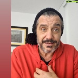 Maxi Ghione Instagram - #FelizDíaDelPayaso 
#ReírLlorando #JuanDeDiosPeza 
Viendo a Garrik —actor de la Inglaterra—
el pueblo al aplaudirle le decía:
«Eres el mas gracioso de la tierra
y el más feliz...»
Y el cómico reía.

Víctimas del spleen, los altos lores,
en sus noches más negras y pesadas,
iban a ver al rey de los actores
y cambiaban su spleen en carcajadas.

Una vez, ante un médico famoso,
llegóse un hombre de mirar sombrío:
«Sufro —le dijo—, un mal tan espantoso
como esta palidez del rostro mío.

»Nada me causa encanto ni atractivo;
no me importan mi nombre ni mi suerte
en un eterno spleen muriendo vivo,
y es mi única ilusión, la de la muerte».

—Viajad y os distraeréis.
— ¡Tanto he viajado!
—Las lecturas buscad.
—¡Tanto he leído!
—Que os ame una mujer.
—¡Si soy amado!
—¡Un título adquirid!
—¡Noble he nacido!

—¿Pobre seréis quizá?
—Tengo riquezas
—¿De lisonjas gustáis?
—¡Tantas escucho!
—¿Que tenéis de familia?
—Mis tristezas
—¿Vais a los cementerios?
—Mucho... mucho...

—¿De vuestra vida actual, tenéis testigos?
—Sí, mas no dejo que me impongan yugos;
yo les llamo a los muertos mis amigos;
y les llamo a los vivos mis verdugos.

—Me deja —agrega el médico— perplejo
vuestro mal y no debo acobardaros;
Tomad hoy por receta este consejo:
sólo viendo a Garrik, podréis curaros.

—¿A Garrik?
—Sí, a Garrik... La más remisa
y austera sociedad le busca ansiosa;
todo aquél que lo ve, muere de risa:
tiene una gracia artística asombrosa.

—¿Y a mí, me hará reír?
—¡Ah!, sí, os lo juro,
él sí y nadie más que él; mas... ¿qué os inquieta?
—Así —dijo el enfermo— no me curo;
¡Yo soy Garrik!... Cambiadme la receta.

¡Cuántos hay que, cansados de la vida,
enfermos de pesar, muertos de tedio,
hacen reír como el actor suicida,
sin encontrar para su mal remedio!

¡Ay! ¡Cuántas veces al reír se llora!
¡Nadie en lo alegre de la risa fíe,
porque en los seres que el dolor devora,
el alma gime cuando el rostro ríe!

Si se muere la fe, si huye la calma,
si sólo abrojos nuestra planta pisa,
lanza a la faz la tempestad del alma,
un relámpago triste: la sonrisa.

El carnaval del mundo engaña tanto,
que las vidas son breves mascaradas;
aquí aprendemos a reír con llanto
y también a llorar con carcajadas.