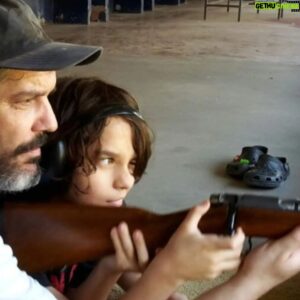 Maxi Ghione Instagram - Es muy rápido todo esto. 
Pasa rápido, mi amor.
Es un estornudo. 
Es un pestañear 
Pasa galopando a galope largo.
Fugaz. 
Te lo dije en rimas, en versos, en abrazos, en besos, y te lo dije en palabras de mi boca y palabras de mi corazón.
Era esto, 
esto más lo que falta.
Lo que es esto es poco y lo que falta es mucho, pero vuela como Superman cuando volaba 
¿Te acordás cuando Superman volaba?
Nosotros volabamos igual.
Te lo dije, mi amor, 
era ésto la vida, mi vida...
un simple charco,
un pastito, 
un pelear y un renacer día a día. 
Un juego peligroso el de vivir, 
y un pan con manteca tan perfecto como el corazón tuyo.
Es la vida la que se llama así. 
Vida.
Vida.
Vida.
Lo más difícil de atravesar, y lo más mágico, y lo más enredado. 
Son ecuaciones que no cierran y son resultados inexplicables y resultados no resueltos.
Era difícil, te lo dije.
Acá estoy a tus órdenes 
...para cuando necesites andar sin cuidado.
Felices 16 años, mi amor.
Hay que atinarle al blanco, yo estoy acá...en el catalejo.
Te amo, Juan.

#HombresGhione #PadreEHijo #HijoEPadre #Juan #Amor 
mayo 11/ 2022