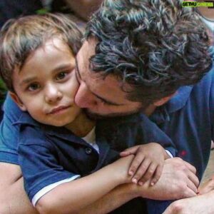 Maxi Ghione Instagram - Fueron tantos besos que se me perdieron en la cuenta sin contar.
Tantas cosquillas hasta quedarnos disfónicos. 
Tantos desayunos de leche y vainillas.
Tantas charlas.
Tantos intentos sosteniéndonos de nuestras manos para ayudarte a caminar.
Algunos berrinches tuyos y míos.
La rama nuevita del árbol casi seco,
la rama fuerte que sentencia.
Ese tronco que enfrenta y se defiende.
Ese cachorro que se hizo alto.
Ese peluche que quedó en el medio de tu cama solito y que día a día lo espío por la cerradura de tu puerta.
Esa puerta cerrada y vacía de vos.
Esa puerta cerrada y llena de recuerdos. 
Ese saber de sopetón tus miedos, 
tus palabras calladas que nunca me dijiste. Ese nunca imaginar que algún día ibas a irte de mi vida.
Ese querer volver el tiempo atrás para poder empezar de nuevo y que me vuelvas a extrañar.
Ese no poder más con mi corazón roto por mi, y ese respetar tu tiempo incierto. Ese no saber si volverán tus abrazos a mis abrazos,  y aquellas vainillas, y aque t-rex, y aquel Chimuelo entrenado por el vikingo.
Lo se, hijo.
Pero lo sé ahora, siempre llego tarde. 
Que raro, siempre llego tarde aún yendo apurado. 
Dejame volver a amanecer en tu vida.
Tu miedo es mi miedo. 
Tu dolor es mío. 
Los errores son míos 
...dejame repararlos y seamos lo que fuimos en los tantos momentos dulces.
Esos momentos en el mar, en las mariposas de las cataratas, en el hielo de la pista de tus patines.
En la nieve.
Me estoy desintegrando, mi niño, me estoy muriendo de sopetón. 
Me estoy haciendo agua.
Si, me estoy muriendo de a poco.
Perdoname.