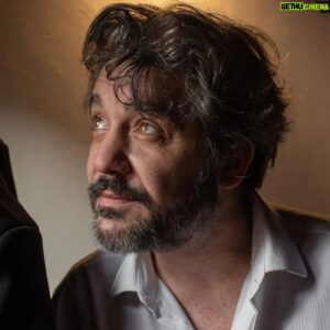 Maxi Ghione Instagram - Nací con la capacidad de decirle a un boludo, que es boludo y que luego de decirle boludo, el boludo se sonría, se ponga de pie, y me abrace,
le dije a un ñato que compartió una mesa de vinos y madrugadas en casa de Ramón.
El ñato se sonrió,  se puso de pie y me abrazó.
Nunca más lo vi.
Pero desde aquella noche con sol, dejé de practicar esa capacidad de decirle a un boludo que es boludo.
Los boludos no tienen la culpa, nacen así, 
por eso hoy, 
cuando distingo a un boludo, 
le doy un abrazo lleno de ternura
...y me sonríe.
Los boludos son parte de la naturaleza humana, 
y que nadie se meta con la naturaleza. 
Respeto, de eso se trata,
por más boludo que sea.

.

#LiteraturaDeBarro #6689714 #PoesíaLibre #poesia 
ABRACEN A LOS BOLUDOS, SE LOS ESTÁN PIDIENDO, PERO NO SABEN COMO.
#Respeto : no hay palabra que la supere.