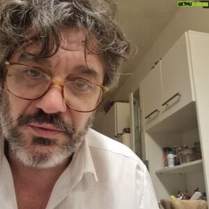 Maxi Ghione Instagram - Cada día que pasa, le temo menos a la muerte.
Es que son muchas muertes en mi vida, y uno se acostumbra. 
Dicen que "si no puedes con ellos, úneteles", y yo ya no puedo con ella, así que no hay de otra, me uno a la muerte, y entonces pasa a ser una amiga a la cual, 
por las dudas, no le doy la espalda.
Amiga no, 
conocida
...algo así como un primo tercero que cada quince años pasamos alguna navidad.
.
En fin, no me cabe ninguna duda, la muerte empieza cuando nacemos.
Ergo: nacemos con el objetivo de morir.
Me gusta pensar eso porque allá, más arriba de las nubes, algo debe suceder, porque sino...para que nacimos?
.

.

#AgustinaPosse #RominaYan #BarbaraMujica  #JulietaVallina #JulianHoward #LitoCruz #muerte #actores #actrices #primos #hermanos #hermanas #padres #madre #persona #animal #amigos #amigas #
