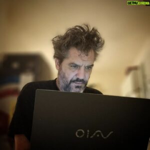 Maxi Ghione Instagram - La Soledad es diferente a lo indiferente, 
se ocupa de hacerte notar su presencia con tanta fuerza que no me le niego y me le entrego sin hablar,
y canto, 
y silbo.
Tiene olor a ella y sabe, 
sabe bien que lo deja en mi almohada y lo deja en mi sillón, 
en mi ropa,
y en mi alma que se muere en eso que dejó dejando con su olor, 
Ella huele, si...
La Soledad se me queda terca en la cama,
sin ganas de salir yo,
y sin ganas de salir ella. 
Tiene forma de aire, 
y es tan etérea que me paraliza mientras la siento,
y de cuajo me arranca penas, 
me quita lágrimas, 
me acude y me sacude para que olvide mis miedos y hasta la enorme y turbulenta soledad de cuando estoy solo.
La Soledad, entonces,
hace en mí la paz de la quietud,
y el silencio de estar acá
...en el rincón preferido de cualquier esquina de mi casa.
La Soledad es terca,
y su cuello y su clavícula, 
y sus piernas y sus tobillos,
su mirar sin piedad al beso desquiciado que se atreve y me derrite.
La Soledad es sobrina nieta de Ramón Barro.
La Soledad Barro, oriunda de Villa Pancha. 

#LiteraturaDeBarro #MaxiGhione
#poesias #art #artesanías #Artesanos #literatura #poemas #queleer #quenoleer

.
Gracias @vaioargentina

.
Disculpen si he preocupado sus corazones, suena a que estoy hablando de soledad cuando en realidad, hablo de todo lo contrario.
