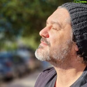 Maxi Ghione Instagram - En la quietud de la paz me estoy mañana.
No hablo de paz de guerra.
Tampoco hablo de María Paz, aquella mujer que me miró y se fue. 
No hablo del café La Paz.
Hablo del sosiego, de la tranquilidad y lo apacible, paz del peso muerto, paz de meta o de cima, paz perpetua que me arrulla mañana.
Paz de muerte inquieta y viva.
Paz de Pax.
Paz de cuerpo etéreo en paz de todo.
Paz que no piensa.
Paz que no siente.
Paz que sólo contempla. 
Paz en mi, y la fuerza en vos.
Eso, en mi la paz.
Mañana...
.

.
#LiteraturaDeBarro #6689714 #MaxiGhione