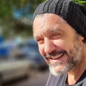 Maxi Ghione Instagram - En la quietud de la paz me estoy mañana.
No hablo de paz de guerra.
Tampoco hablo de María Paz, aquella mujer que me miró y se fue. 
No hablo del café La Paz.
Hablo del sosiego, de la tranquilidad y lo apacible, paz del peso muerto, paz de meta o de cima, paz perpetua que me arrulla mañana.
Paz de muerte inquieta y viva.
Paz de Pax.
Paz de cuerpo etéreo en paz de todo.
Paz que no piensa.
Paz que no siente.
Paz que sólo contempla. 
Paz en mi, y la fuerza en vos.
Eso, en mi la paz.
Mañana...
.

.
#LiteraturaDeBarro #6689714 #MaxiGhione