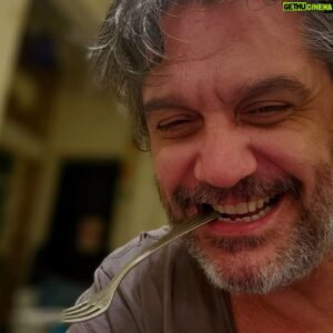 Maxi Ghione Instagram - Siempre la foto es una justificación para compartir cosas que no están en mi libro #LiteraturaDeBarro. 
Bueh.....que se yo. 
No me acuerdo cuando lo escribí, pero debió ser muy lindo....
🤷‍♂️
El momento más  lindo que se pone lindo y se pone bravo es cuando en cien metros cuadrados de cocina nos chocamos los cuerpos idiotas y tartamudos y se nos cae la sal y se nos salpica todo y se nos salpica la salsa.
Ese momento previo a la presentación y a la entrega de las bocas y los dientes atolondrados que tiemblan y se secan y se ponen colorados de vergüenza y colorados de vino.
El nacimiento de algo,
la esperanza de mucho que nos abunde y la esperanza de mucho que nos derrita.
El nacimiento nuestro dentro de nosotros,
con los dientes y las bocas torpes y  tropezados, 
Si...tratando de colar los tallarines. 
Feliz finde largo.