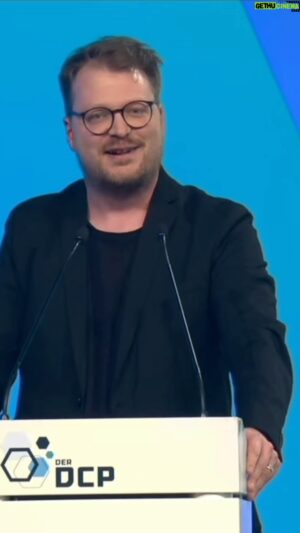 Maxi Gstettenbauer Instagram - Einmal der Typ sein, der bei Red Dead Redemption 2 den Pferdekot animieren muss. Ein Ausschnitt aus meiner Laudatio beim @deutschercomputerspielpreis