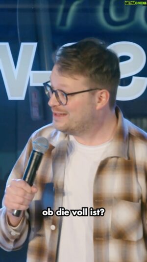 Maxi Gstettenbauer Instagram - Kurz mal an der Hose riechen. 😵‍💫😂 @maxigstettenb0wer 

#nightwash #tv #rtl #comedy #rtlzwei #standup #comedian #standupcomedy #comedydeutschland #spass #fernsehen #entertainment #maxigstettenbauer #openmic